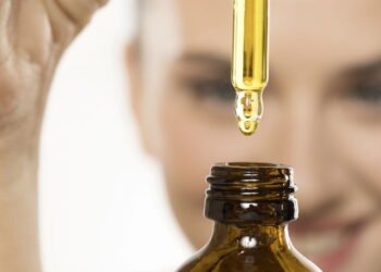 Como hidratar cabelos opacos e secos com azeite de oliva sem pesar nos fios