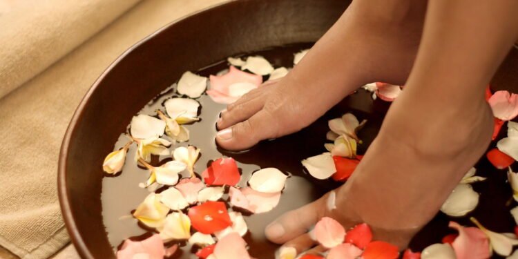 Banho nos pés - Créditos: depositphotos.com / photosoupy