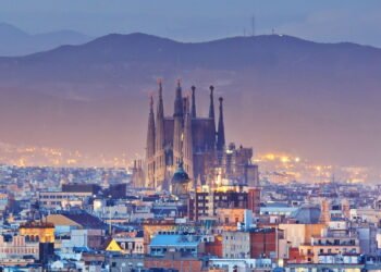 Cidade espanhola no verão tem praia, cultura, festa e comida boa em cada canto
