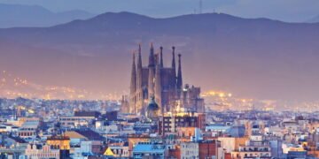 Cidade espanhola no verão tem praia, cultura, festa e comida boa em cada canto