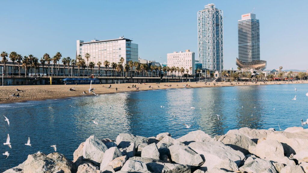 Cidade espanhola no verão tem praia, cultura, festa e comida boa em cada canto