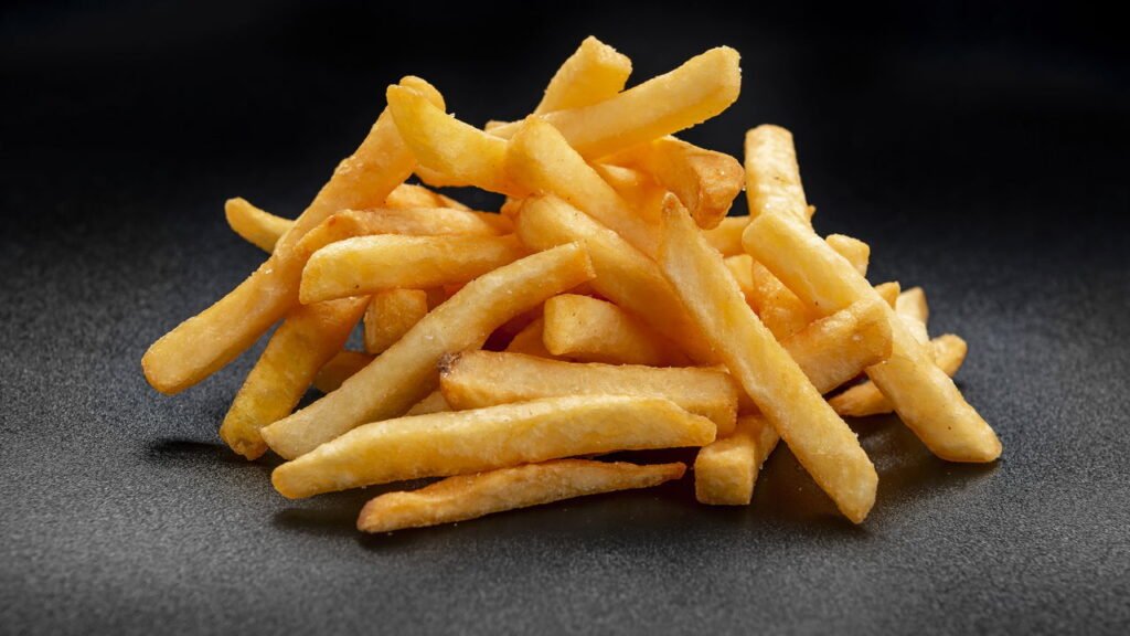 Por que borrifar isso nas batatas antes de fritar deixa tudo mais crocante