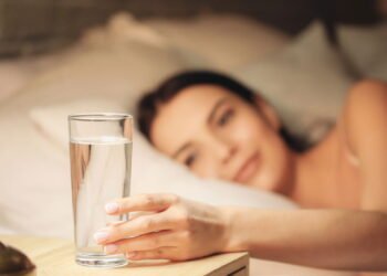 Beber água antes de dormir é saudável ou mito confira