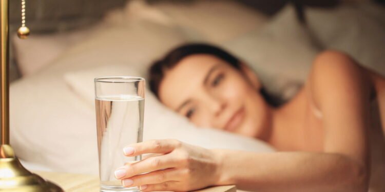 Água antes de dormir pode ou não - Créditos: depositphotos.com / serezniy