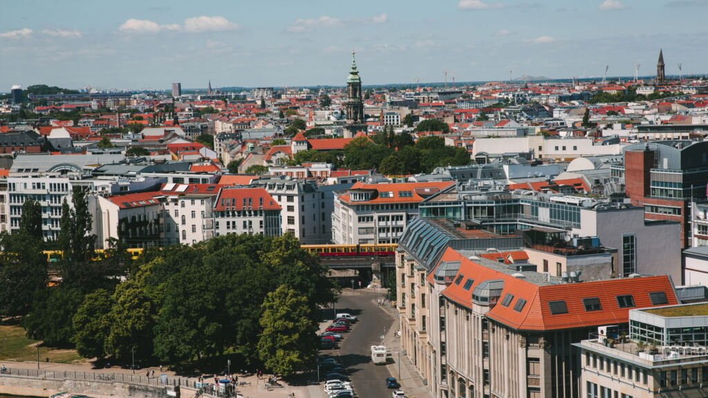 Nessas cidades da Europa você divide apartamento e vive melhor gastando menos