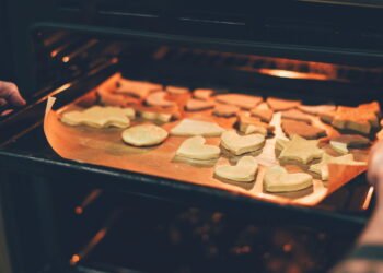 Biscoitinho com 3 ingredientes simples rende lanche perfeito para o café