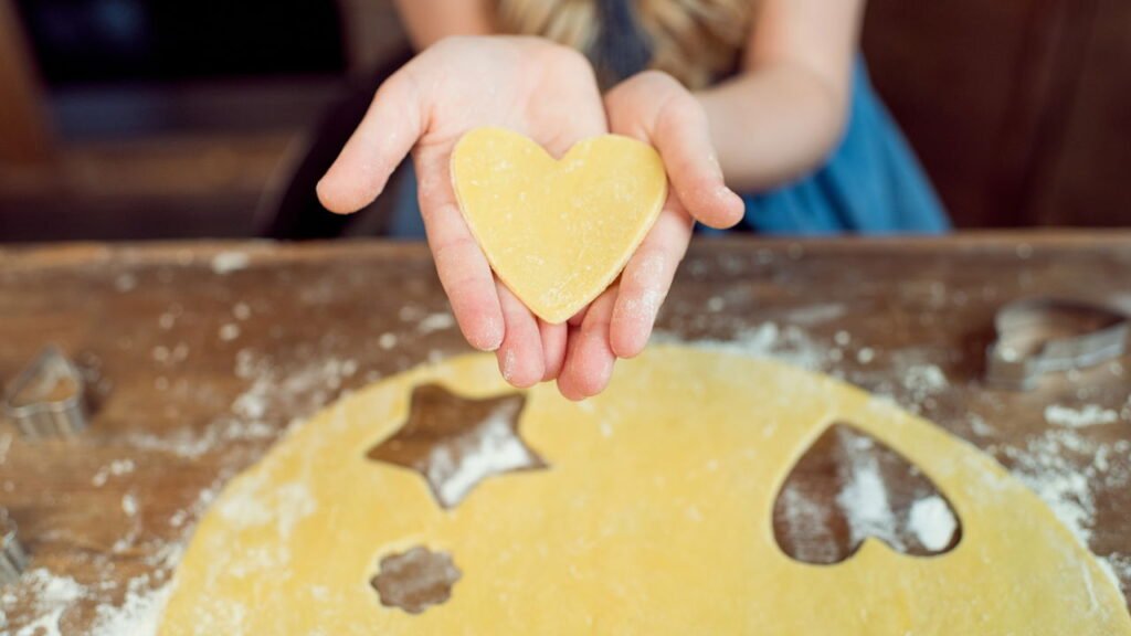 Biscoitinho com 3 ingredientes simples rende lanche perfeito para o café