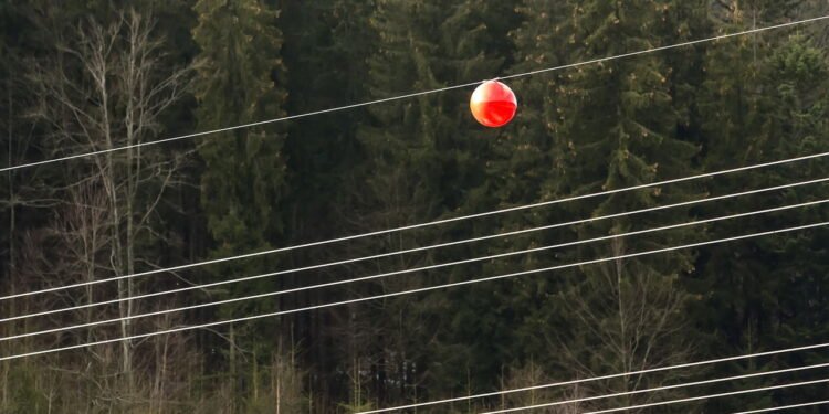 Para que servem as bolas vermelhas nos cabos de alta tensão segundo especialistas