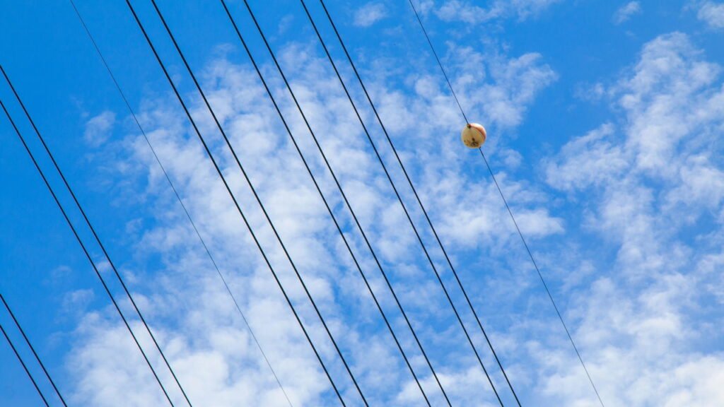 Para que servem as bolas vermelhas nos cabos de alta tensão segundo especialistas