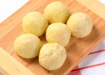 Com 5 ingredientes simples você faz bolinhos de batata rápidos e deliciosos