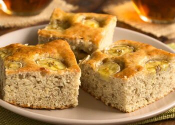 Bolo de banana fit sem leite nem farinha vira opção leve pro café