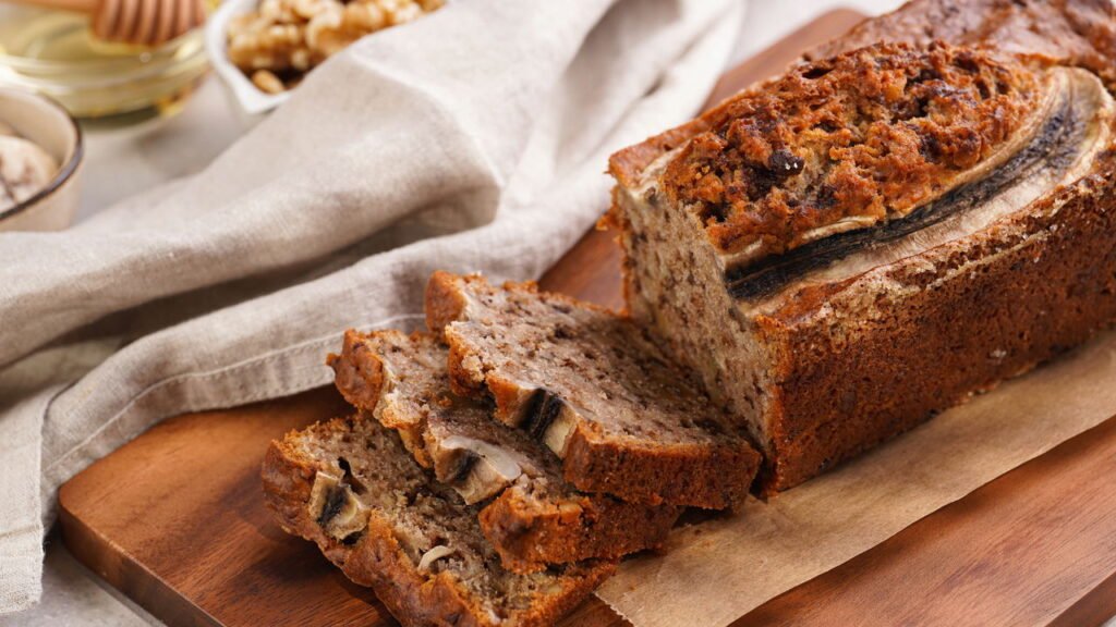 Bolo de banana fit sem leite nem farinha vira opção leve pro café
