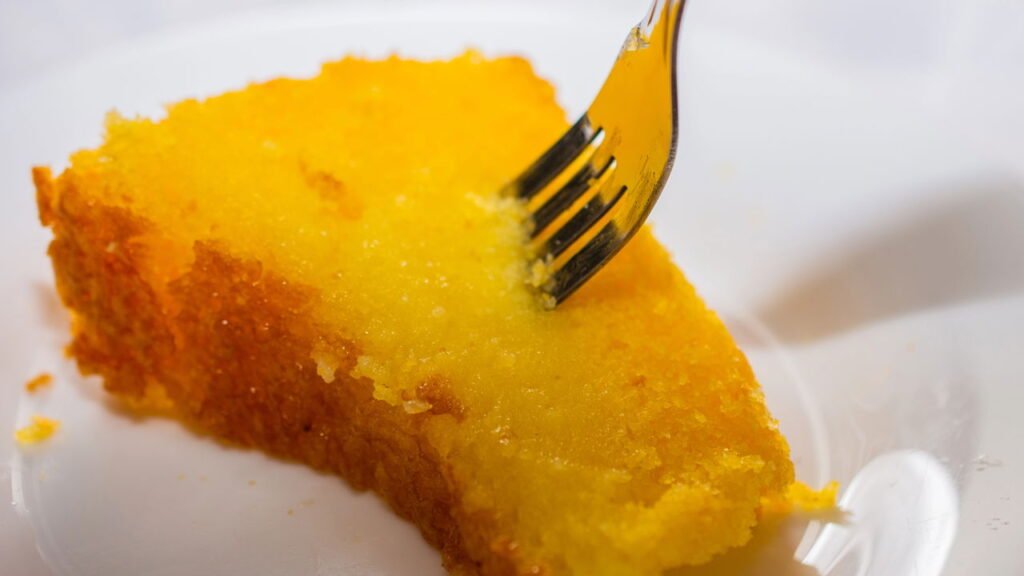 Receita de bolo de milho cremoso leva leite condensado e fica pronta em 45 minutos