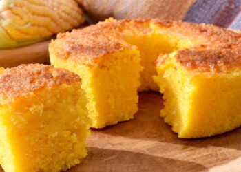 Receita de bolo de milho cremoso leva leite condensado e fica pronta em 45 minutos