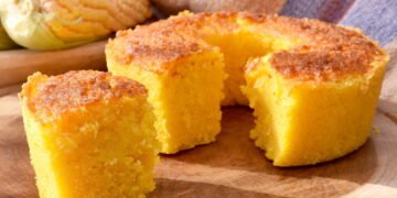 Receita de bolo de milho cremoso leva leite condensado e fica pronta em 45 minutos