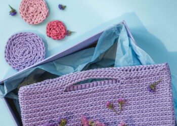 Esta bolsa de crochê combina com looks casuais e até eventos sofisticados