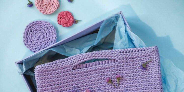 Esta bolsa de crochê combina com looks casuais e até eventos sofisticados