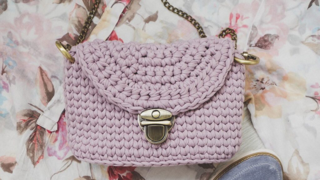 Esta bolsa de crochê combina com looks casuais e até eventos sofisticados