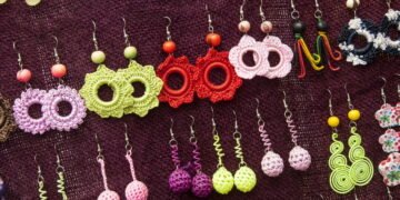 Esses brincos de crochê fazem sucesso com quem ama moda leve e criativa