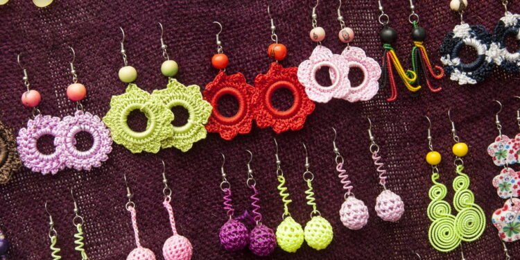 Esses brincos de crochê fazem sucesso com quem ama moda leve e criativa