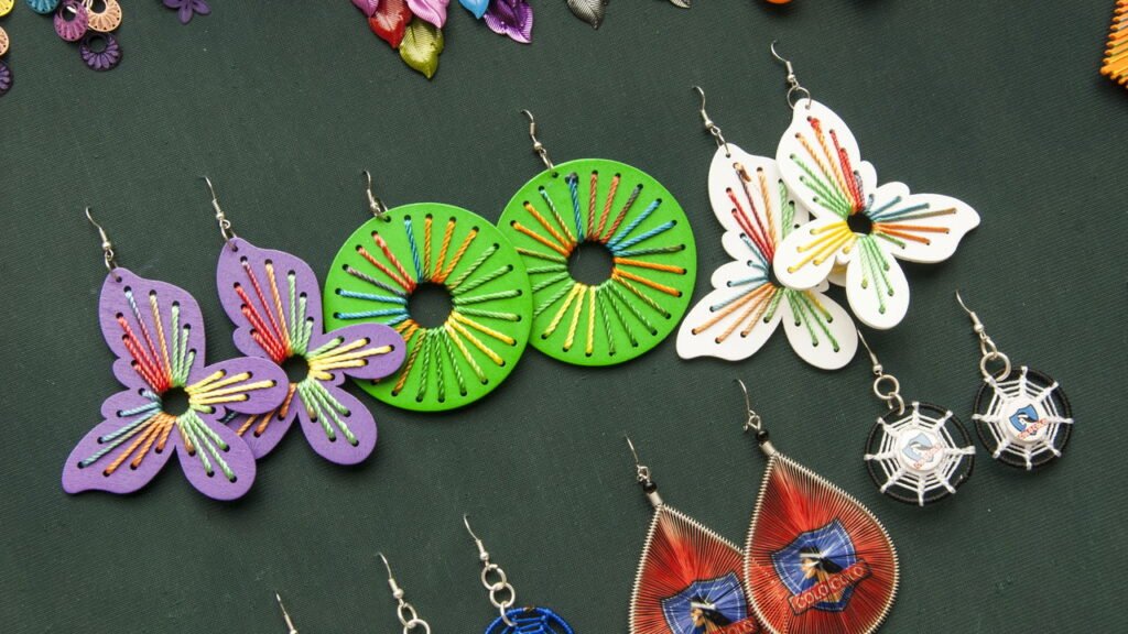 Esses brincos de crochê fazem sucesso com quem ama moda leve e criativa