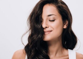 Misture esses dois ingredientes e faça um tratamento capilar caseiro rico em nutrientes