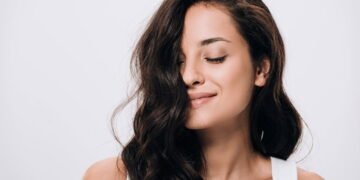 Misture esses dois ingredientes e faça um tratamento capilar caseiro rico em nutrientes