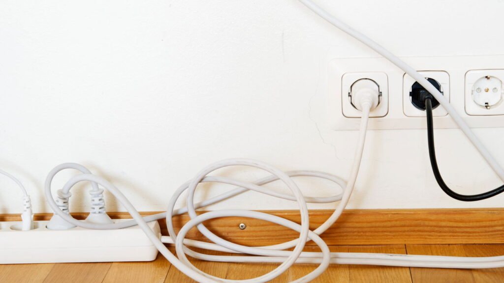 Truques para organizar cabos e fios de forma prática e segura