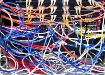 Truques para organizar cabos e fios de forma prática e segura