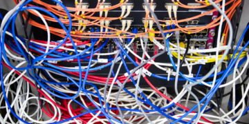 Truques para organizar cabos e fios de forma prática e segura