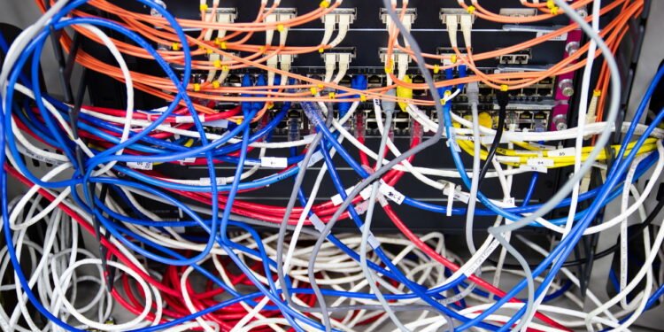 Truques para organizar cabos e fios de forma prática e segura