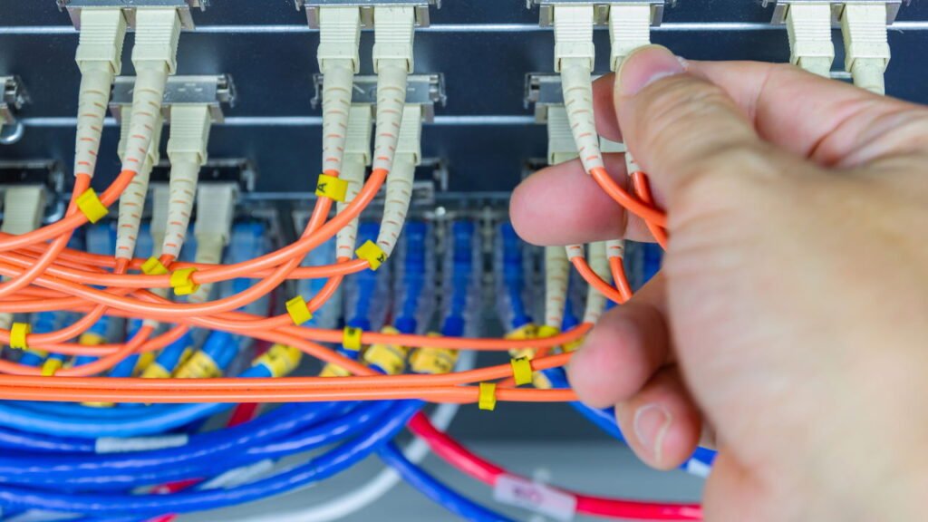 Truques para organizar cabos e fios de forma prática e segura