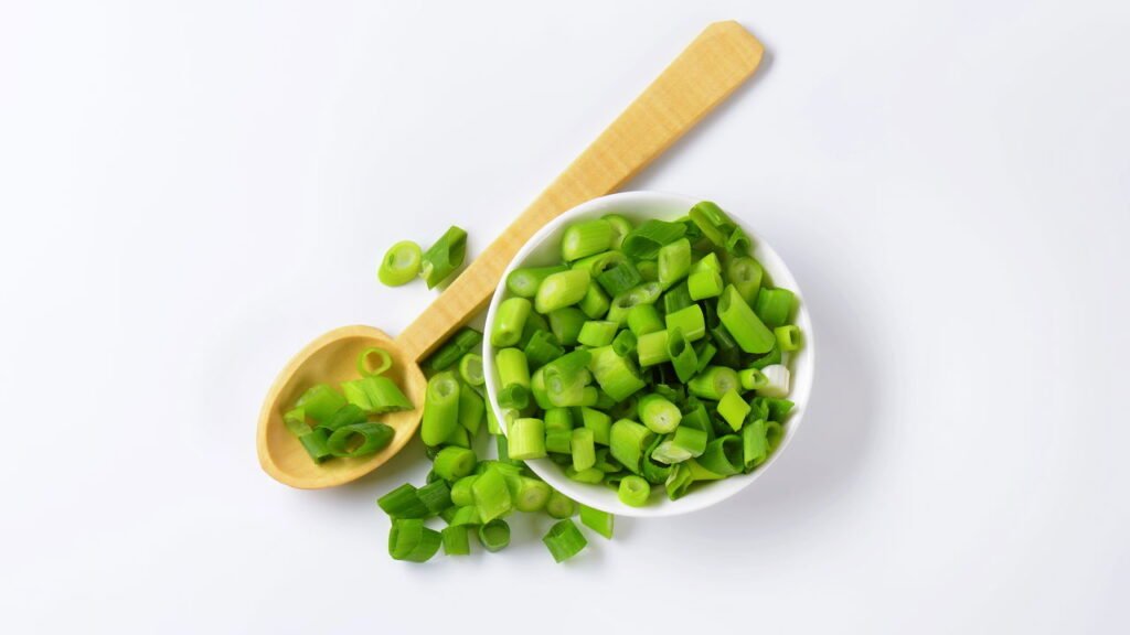 Cebolinha em casa deixa os pratos mais saborosos e a horta mais completa