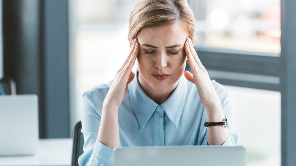 Essa dor que começa na nuca e vai pra cabeça pode ter uma causa surpreendente