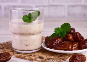 Essa receita de chá com leite e amendoim vai virar sua favorita no frio