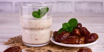 Essa receita de chá com leite e amendoim vai virar sua favorita no frio