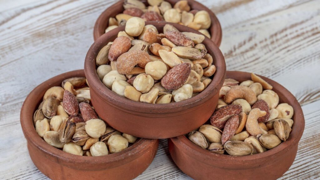 Essa receita de chá com leite e amendoim vai virar sua favorita no frio