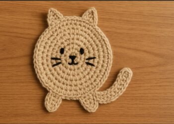 Descanso de copo em forma de gatinho conquista quem ama crochê e decoração