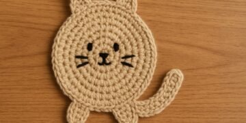 Descanso de copo em forma de gatinho conquista quem ama crochê e decoração