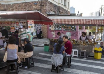 Comida de rua no Brasil vira ponto de encontro com a cultura local
