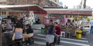 Comida de rua no Brasil vira ponto de encontro com a cultura local