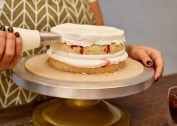 Receita com abacaxi que rende muito e deixa o bolo super cremoso