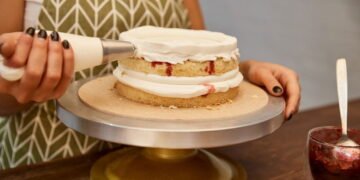 Receita com abacaxi que rende muito e deixa o bolo super cremoso