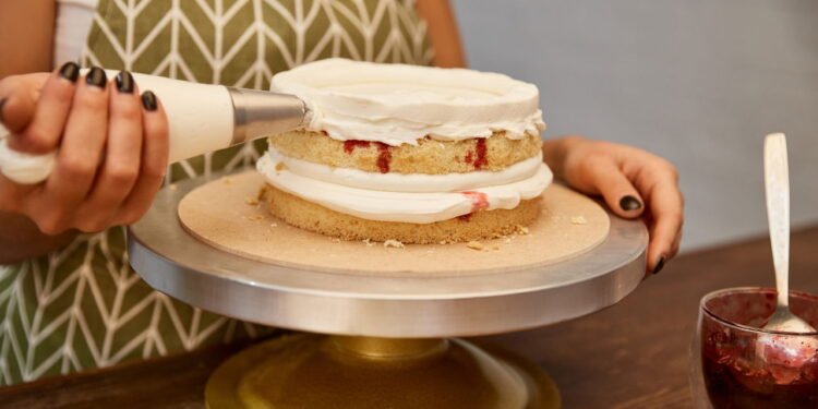 Receita com abacaxi que rende muito e deixa o bolo super cremoso