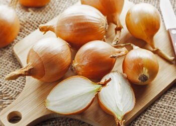 Chorar ao cortar cebolas tem explicação e mais de um jeito de evitar