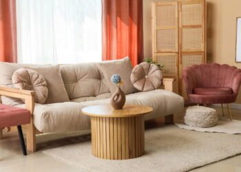 Como escolher cortinas e tapetes que deixam a casa mais aconchegante