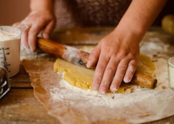Bolo com farinha de rosca e canela fica leve, fofinho e pronto em 30 minutos