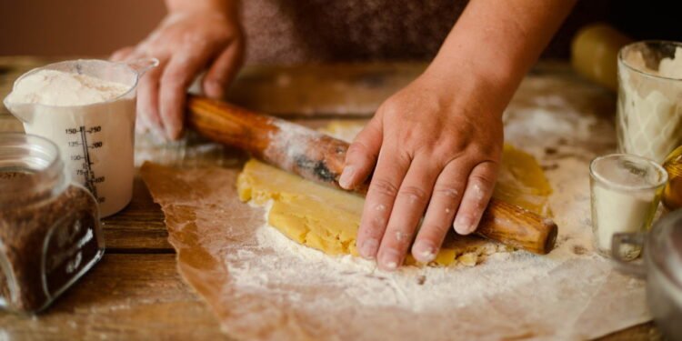 Bolo com farinha de rosca e canela fica leve, fofinho e pronto em 30 minutos