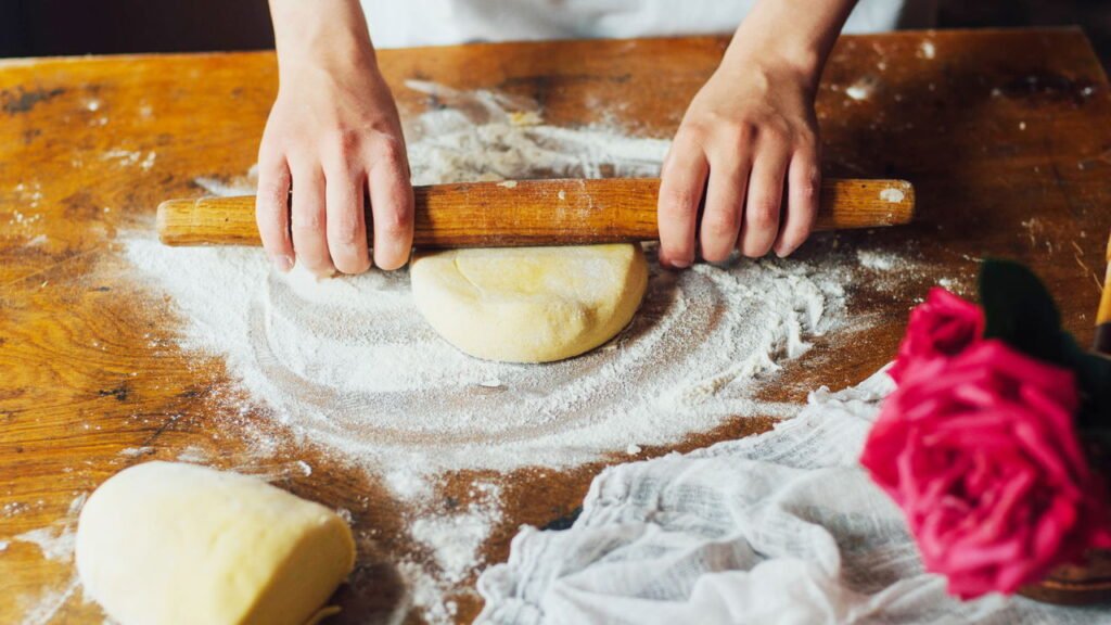 Bolo com sabor de canela usa farinha de rosca e fica pronto em menos de 1 hora