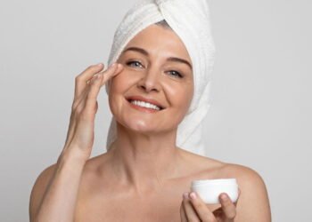 Dermatologista explica, o erro comum que faz sua pele envelhecer mais rápido e como evitar